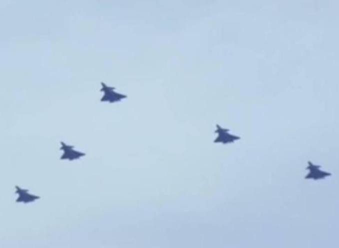 Biên đội 5 máy bay chiến đấu J-20 Trung Quốc. Ảnh: Ifeng.