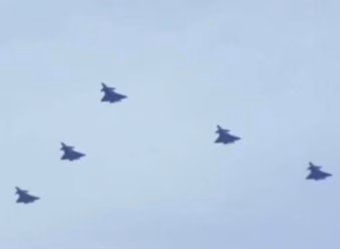 Biên đội 5 máy bay chiến đấu J-20 Trung Quốc. Ảnh: Ifeng.