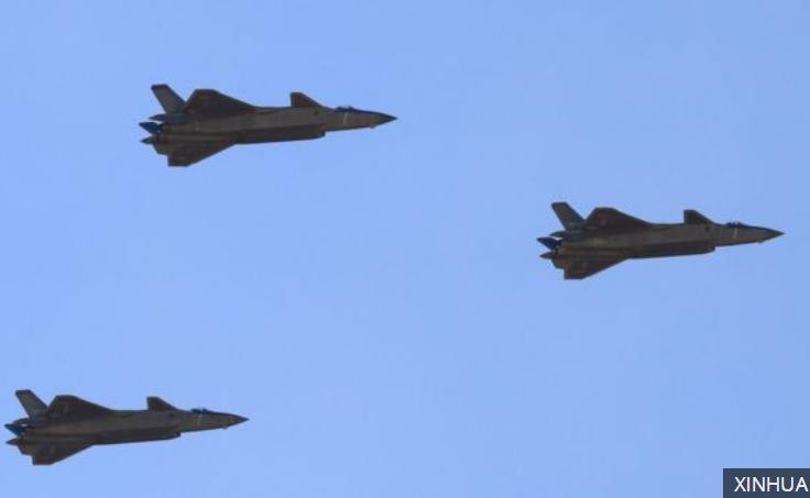 Biên đội 3 máy bay chiến đấu tàng hình J-20 xuất hiện trong Lễ duyệt binh. Ảnh: Tân Hoa xã.