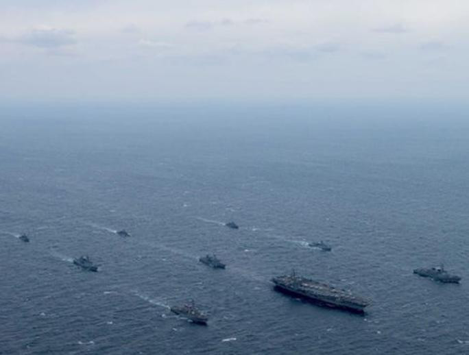 Quân đội Mỹ và Hàn Quốc tiến hành tập trận chung ở vùng biển gần Triều Tiên. Ảnh: Daily Express.