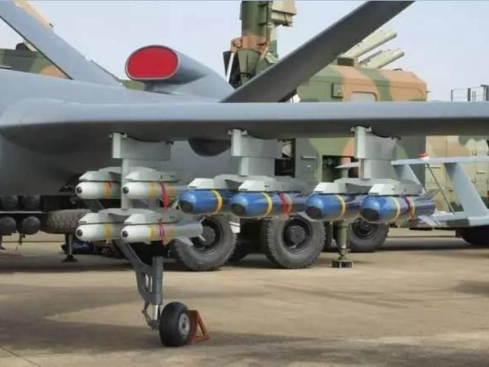 Tên lửa AR-1 màu xanh và tên lửa AR-2 màu trắng của Trung Quốc. Ảnh: IFeng.