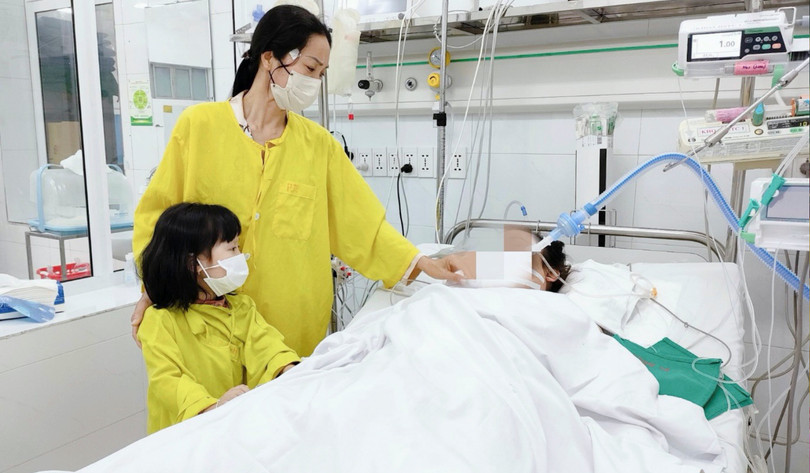 Mẹ và con gái của chị T. nghẹn ngào trong phút giây sắp phải chia xa