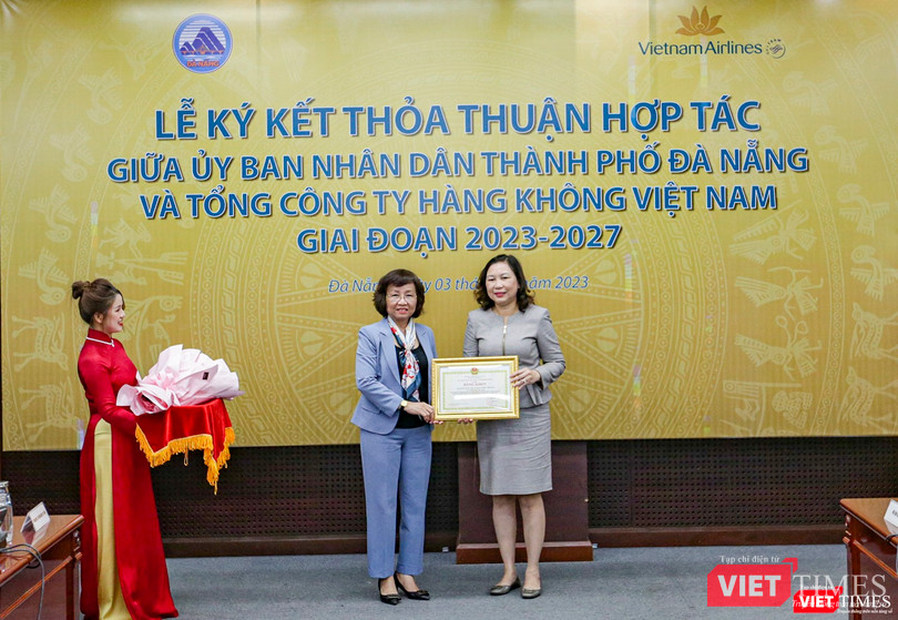 Bà Ngô Thị Kim Yến - Phó Chủ tịch UBND TP Đà Nẵng trao tặng bằng khen của Chủ tịch UBND TP cho Chi nhánh Vietnam Airlines khu vực Việt Nam đối với các thành tích trong năm 2022. Bà Ngô Thị Kim Yến - Phó Chủ tịch UBND TP Đà Nẵng trao tặng bằng khen của Chủ tịch UBND TP cho Chi nhánh Vietnam Airlines khu vực Việt Nam đối với các thành tích trong năm 2022.