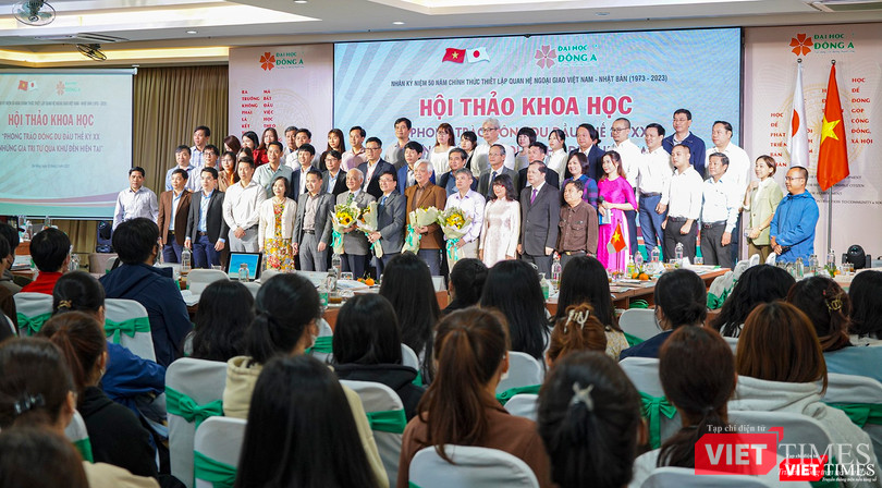 Các nhà nghiên cứu, nhà quản lý, nhà khoa học và đại biểu chụp ảnh lưu niệm nhân sự kiện Các nhà nghiên cứu, nhà quản lý, nhà khoa học và đại biểu chụp ảnh lưu niệm nhân sự kiện