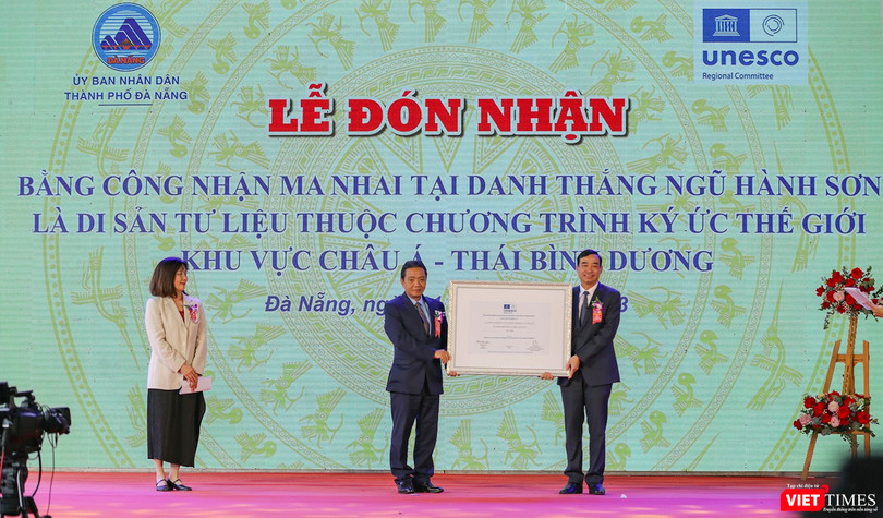 Đại diện Bộ VH-TT&DL trao bằng công nhận bia ma nhai tại danh thắng Ngũ Hành Sơn là Di sản tư liệu thuộc Chương trình Ký ức Thế giới khu vực châu Á - Thái Bình Dương cho Chủ tịch UBND TP Đà Nẵng