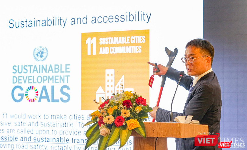 Tiến sĩ Yoshito Dobashi - Giáo sư khách mời của ĐH Utsunomiya (Nhật Bản) trình bày nghiên cứu