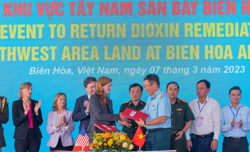 Thượng tướng Hoàng Xuân Chiến - Thứ trưởng Bộ Quốc phòng Việt Nam và bà Samantha Power -Tổng Giám đốc Cơ quan Phát triển Quốc tế Hoa Kỳ (USAID) tại lễ ký kết