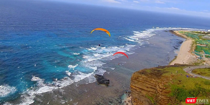 Hang Câu - Lý Sơn nhìn từ những cánh dù lượn (ảnh Thế Anh)