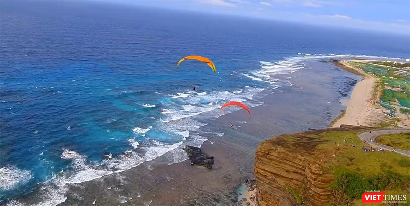 Hang Câu - Lý Sơn nhìn từ những cánh dù lượn (ảnh Thế Anh)