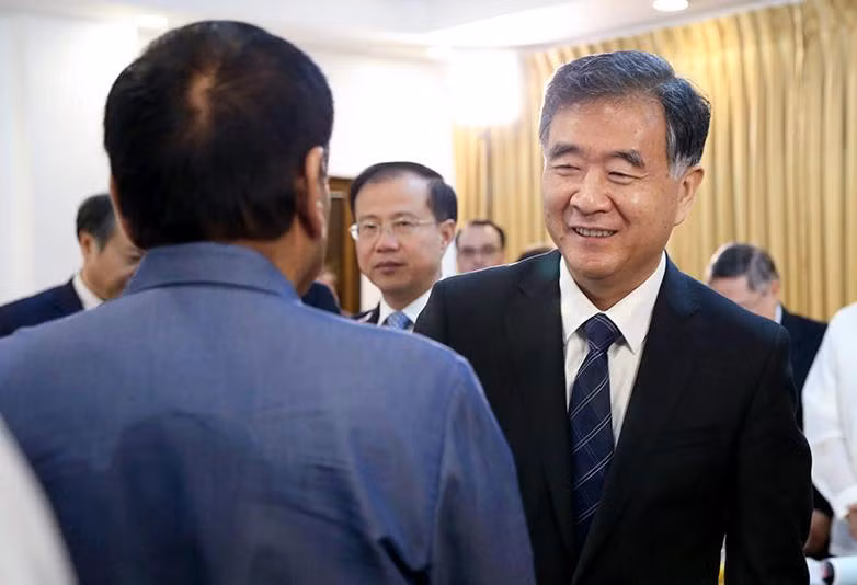 Ngày 17/3/2017, Tổng thống Philippines Rodrigo Duterte tiếp Phó Thủ tướng Trung Quốc Uông Dương. Ảnh: Philippine Star