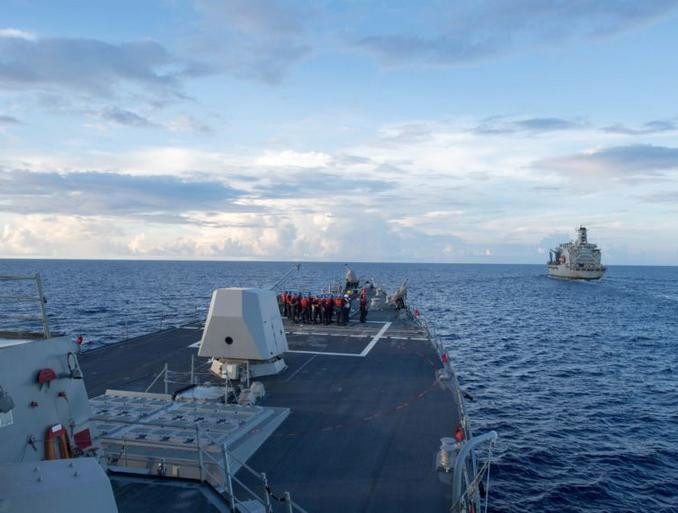 Tàu khu trục USS Dewey chuẩn bị được tiến hành tiếp tế trên Biển Đông. Ảnh: VOA