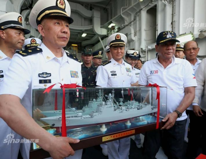 Tổng thống Philippines Rodrigo Duterte tham quan tàu chiến Trung Quốc. Ảnh: Sina