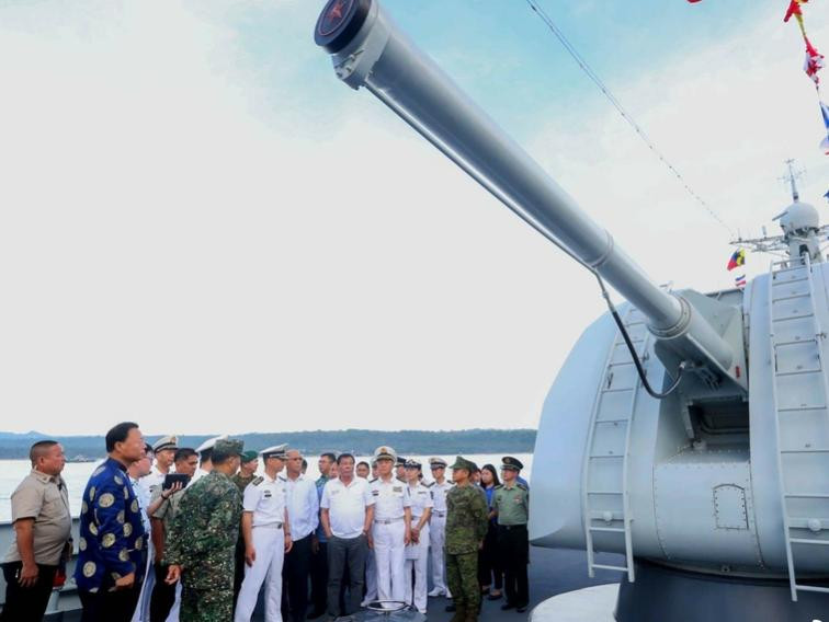 Tổng thống Philippines Rodrigo Duterte tham quan tàu chiến Trung Quốc. Ảnh: Sina