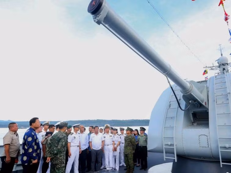 Tổng thống Philippines Rodrigo Duterte tham quan tàu chiến Trung Quốc. Ảnh: Sina
