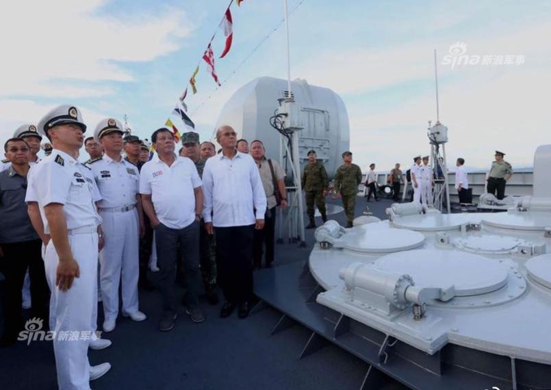 Tổng thống Philippines Rodrigo Duterte tham quan tàu chiến Trung Quốc. Ảnh: Sina