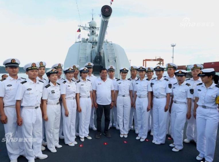 Tổng thống Philippines Rodrigo Duterte tham quan tàu chiến Trung Quốc. Ảnh: Sina