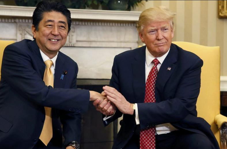 Thủ tướng Nhật Bản Shinzo Abe và Tổng thống Mỹ Donald Trump ngày 10/2/2017. Ảnh: Asian Correspondent