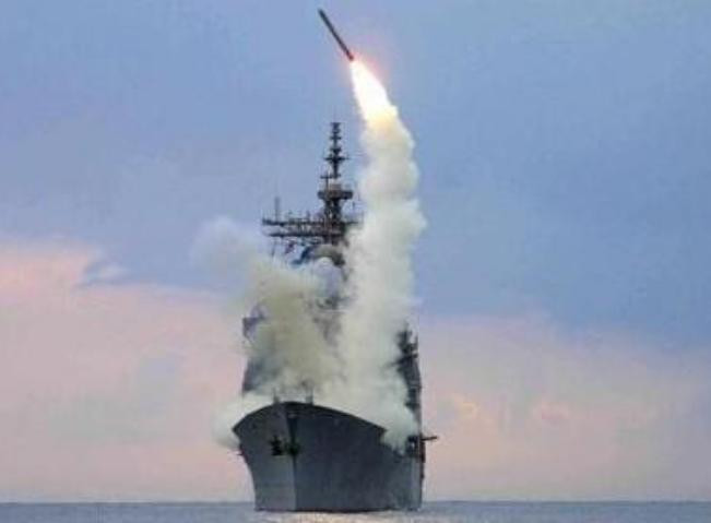 Tên lửa hành trình Tomahawk phóng từ tàu chiến. Ảnh: Sina