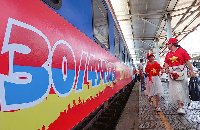 Du khách đến Đà Nẵng trong kỳ nghỉ lễ 30/4 - 1/5 tăng mạnh so với cùng kỳ năm 2024