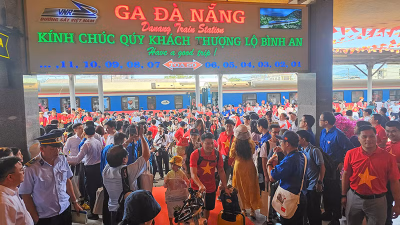 Du khách đến Đà Nẵng trong dịp lễ 30/4-1/5 bằng đường sắt tăng mạnh do chất lượng được cải thiện và nhiều dịch vụ hấp dẫn.