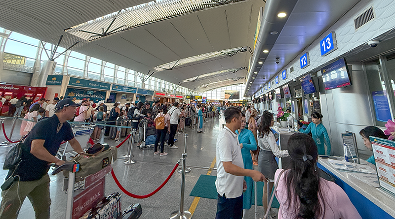 Người dân làm thủ tục tại sân bay Đà Nẵng. Ảnh minh hoạ.