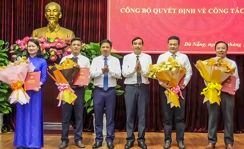 Phó Bí thư Thường trực Thành ủy Đà Nẵng Lương Nguyễn Minh Triết (thứ 4, từ phải sang) và Chủ tịch UBND TP Đà Nẵng Lê Trung Chinh (thứ 3, từ phải sang) trao các quyết định bổ nhiệm và tặng hoa chúc mừng cho các cá nhân