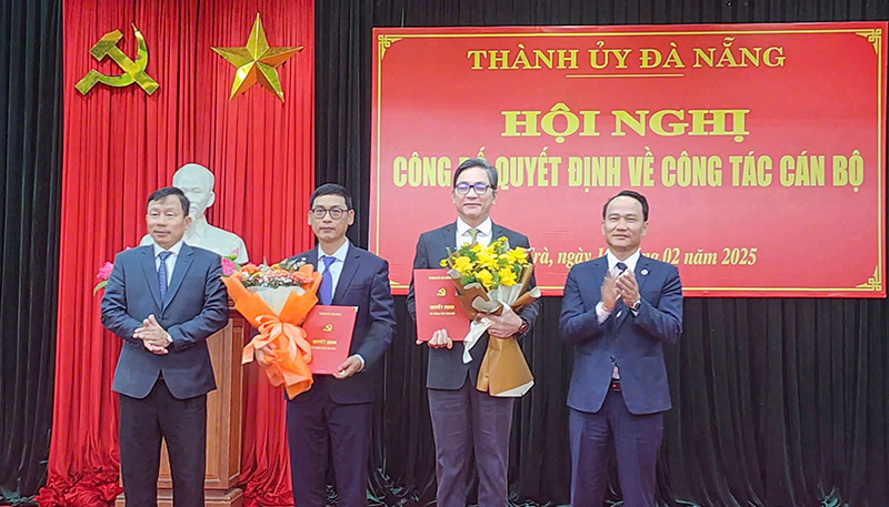 Ông Phùng Phú Phong (thứ 2 từ trái qua), Giám đốc Sở Xây dựng được điều động, chỉ định giữ chức Bí thư Quận ủy Sơn Trà.