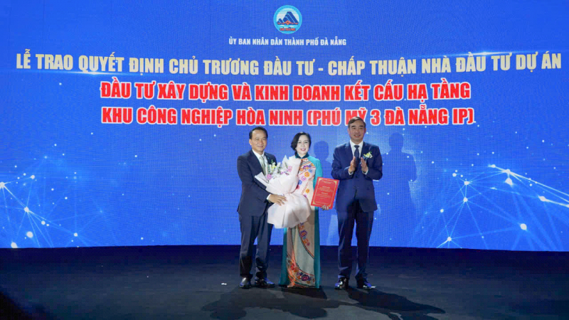 Lãnh đạo TP Đà Nẵng trao quyết định chủ trương đầu tư hạ tầng Khu công nghiệp Hoà Ninh cho đại diện Công ty CP Thanh Bình Phú Mỹ tại lễ khởi động dự án.