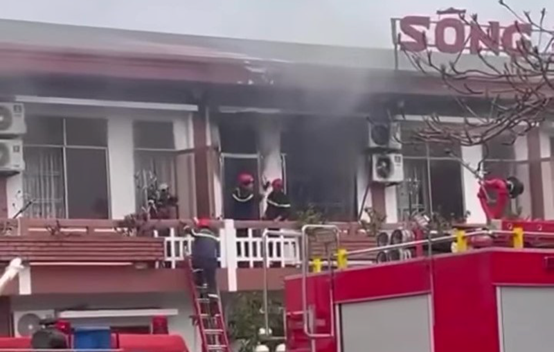 Lực lượng cảnh sát chữa cháy nỗ lực chữa cháy khách sạn sông Hương (quận Thuận Hóa, TP Huế). Ảnh: Nguyên Lê.