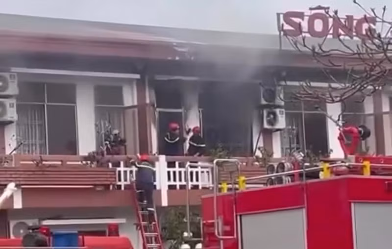 Lực lượng cảnh sát chữa cháy nỗ lực chữa cháy khách sạn sông Hương (quận Thuận Hóa, TP Huế). Ảnh: Nguyên Lê.