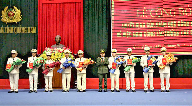 Thiếu tướng Nguyễn Hữu Hợp, Giám đốc Công an tỉnh Quảng Nam trao quyết định cho các cán bộ nghỉ hưu trước tuổi.