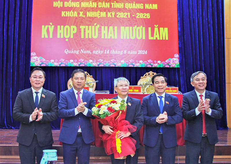 Lãnh đạo tỉnh Quảng Nam tặng hoa, chúc mừng ông Nguyễn Đức Dũng (đứng giữa) được bầu làm Chủ tịch HĐND tỉnh.