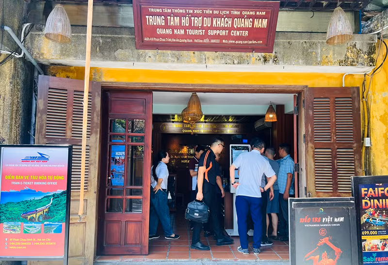 Máy bán vé tàu hoả tự động được đặt tại Văn phòng Trung tâm Hỗ trợ Du khách tỉnh Quảng Nam (số 49 Phan Châu Trinh, TP Hội An)