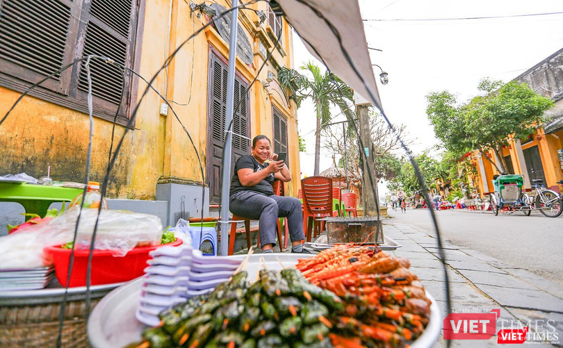 Gánh bán những món ăn địa phương