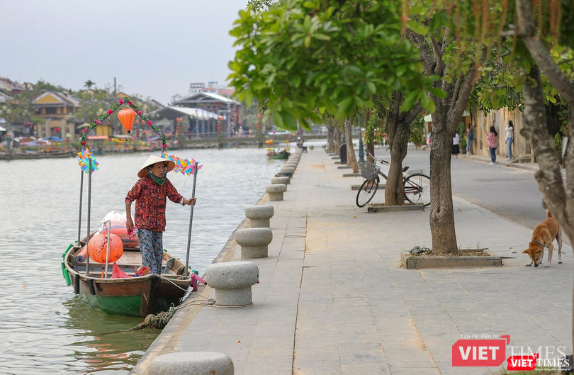 Chờ khách du thuyển