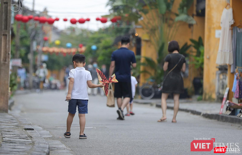 Một gia đình tản bộ trên phố cổ Hội An