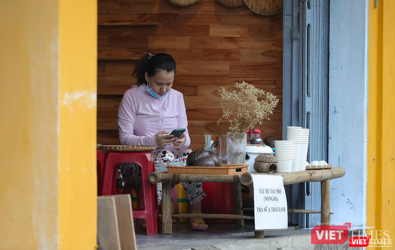 Chờ khách mua hàng