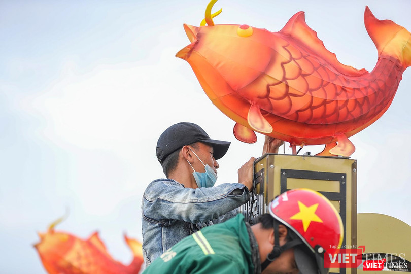 Công nhân điện chiếu sáng lắp đèn trang trí