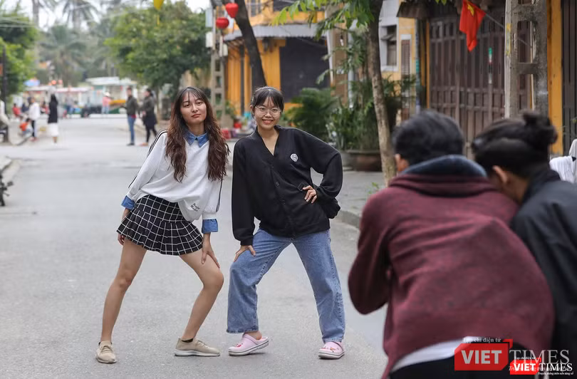 Một nhóm bạn trẻ "checkin Hội An"