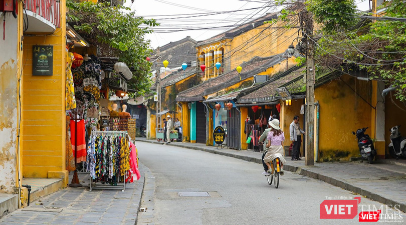 Lác đác vài du khách đi tham quan bằng xe đạp