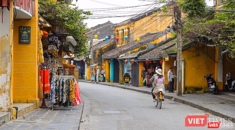 Lác đác vài du khách đi tham quan bằng xe đạp