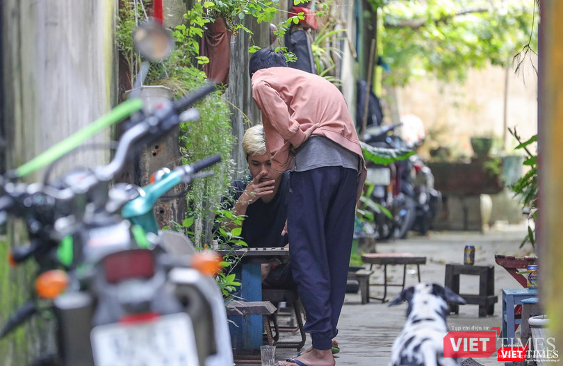 Phía trong các con hẻm nhỏ là cuộc sống đời thường của người Hội An với thú vui đọc sách, đánh cờ...