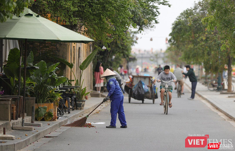 Những công nhân vệ sinh vẫn cần mẫn để giữ cho Hội An luôn sạch
