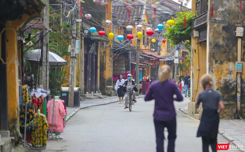 Du khách đến tham quan phố cổ Hội An