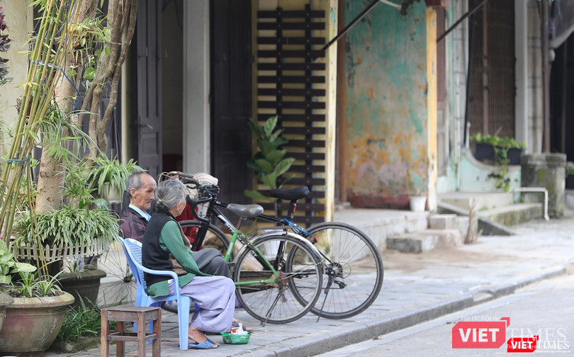 Những người già hóng mát và trò chuyện