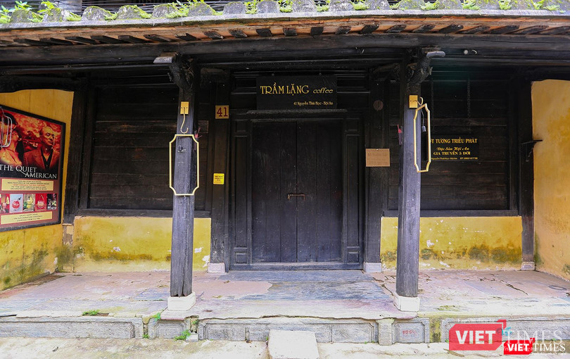 Hàng quán cửa đóng then cài