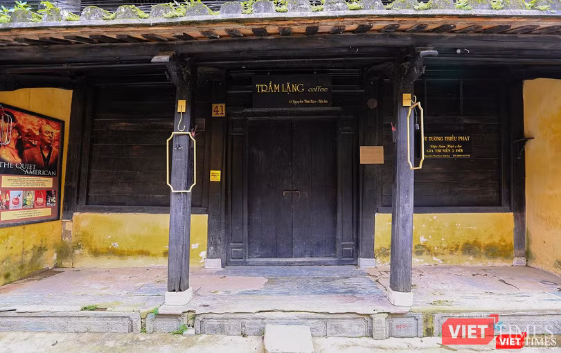 Hàng quán cửa đóng then cài