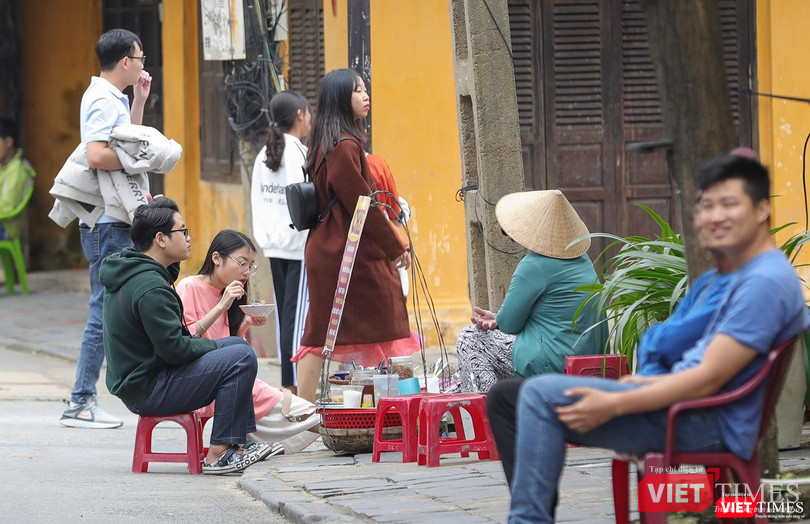 Du khách thưởng thức món ăn vặt trên các tuyến phố cổ