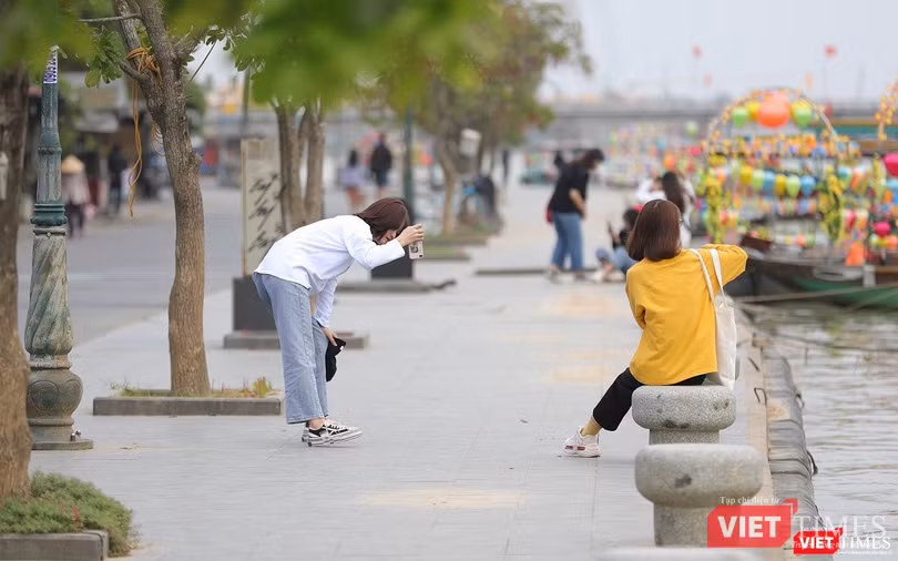 Các bạn trẻ lưu lại những kỷ niệm tại Hội An trong những ngày cuối năm 2020