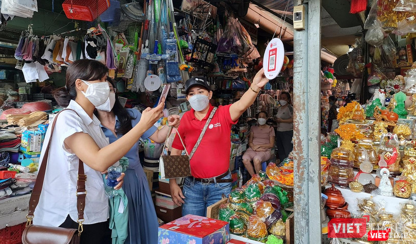 Tiểu thương chợ Cồn sử dụng mã VietQR trong thanh toán Tiểu thương chợ Cồn sử dụng mã VietQR trong thanh toán